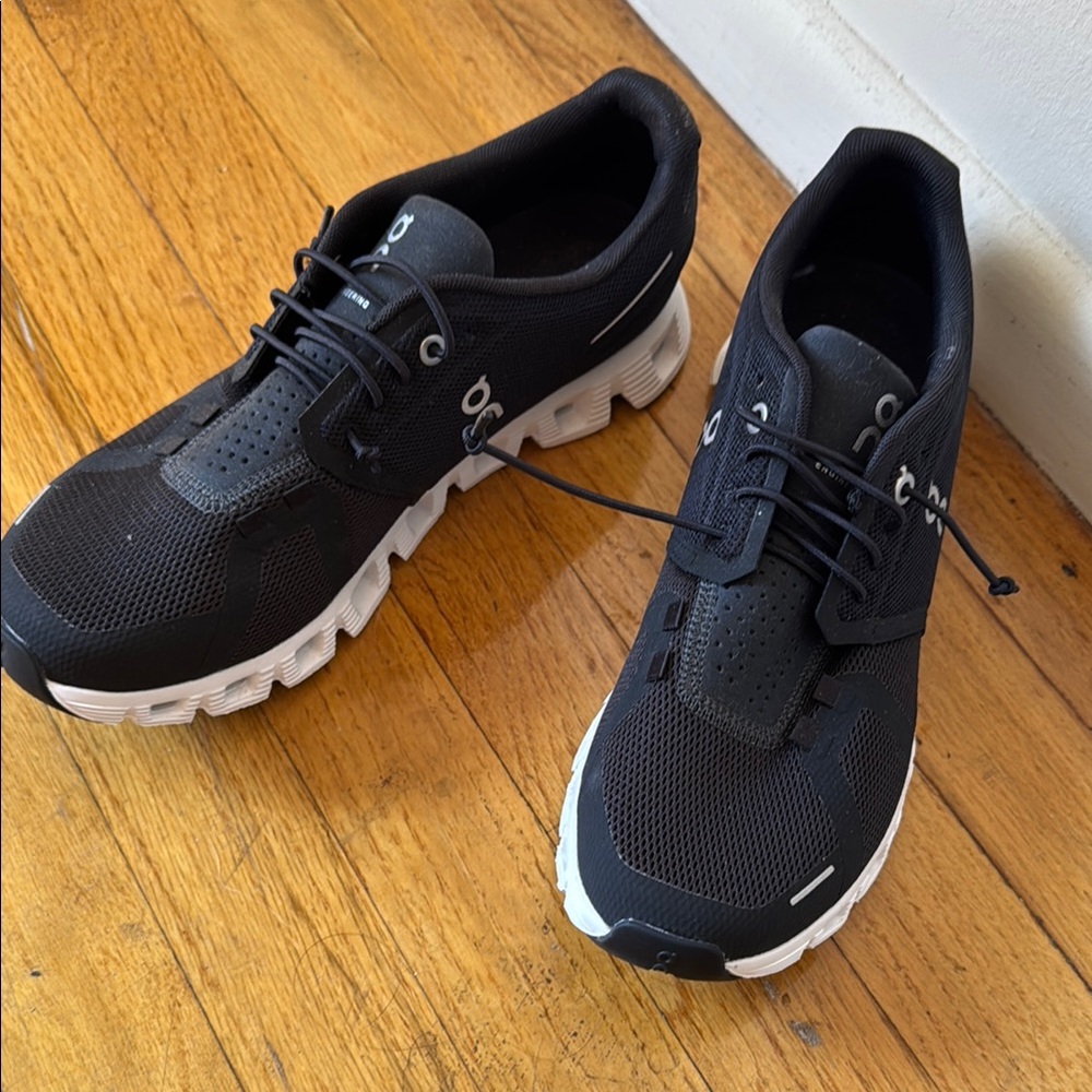 BRAND NEW CLOUD SNEAKERS